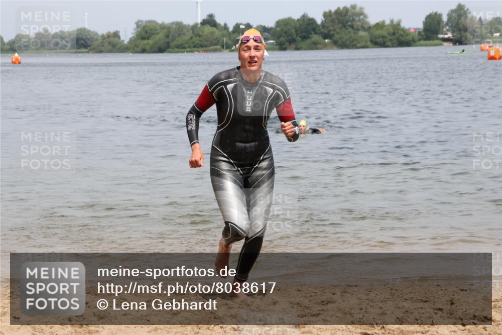 21.06.2025 - 27. Vierlanden-Triathlon Lena Gebhardt http://msf.ph/oto/8038617 15.06.2025 12:27:18 Schwimmen 1057, 1058, 1059, 1060 meine-sportfotos.de