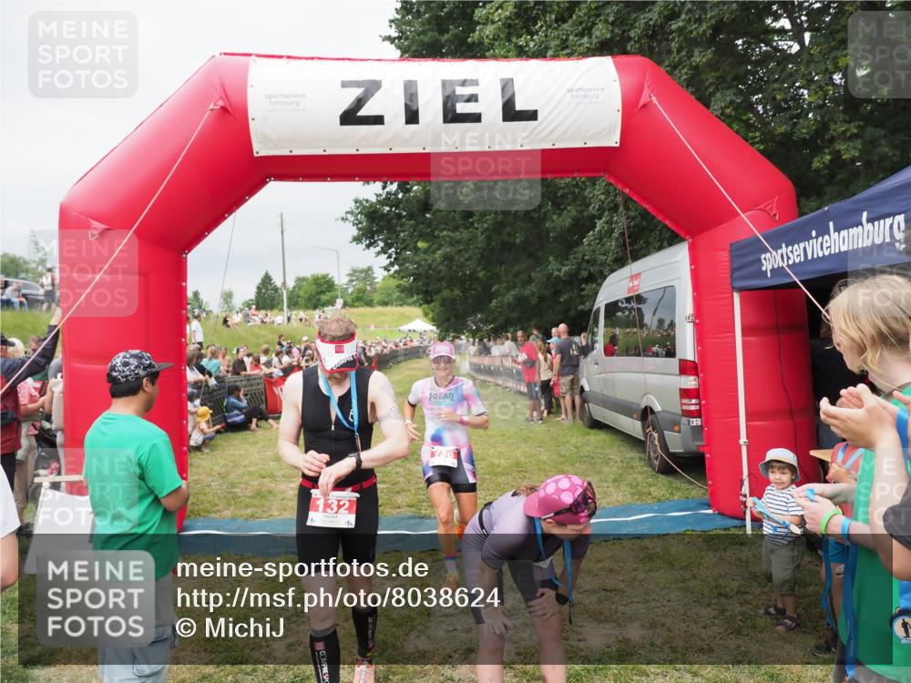 21.06.2025 - 27. Vierlanden-Triathlon MichiJ http://msf.ph/oto/8038624 15.06.2026 13:18:01 Ziel 132, 196, 816 meine-sportfotos.de
