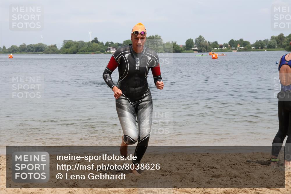 21.06.2025 - 27. Vierlanden-Triathlon Lena Gebhardt http://msf.ph/oto/8038626 15.06.2025 12:27:19 Schwimmen 1057, 1058, 1059, 1060 meine-sportfotos.de