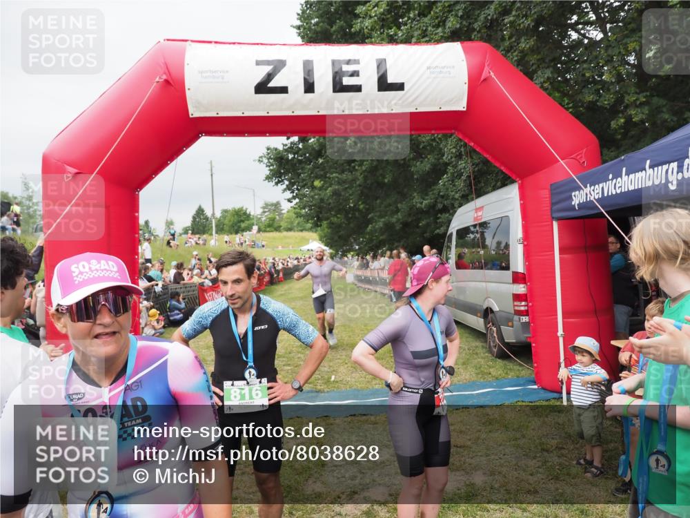 21.06.2025 - 27. Vierlanden-Triathlon MichiJ http://msf.ph/oto/8038628 15.06.2026 13:18:09 Ziel 691 meine-sportfotos.de