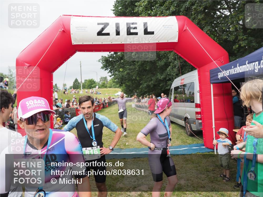 21.06.2025 - 27. Vierlanden-Triathlon MichiJ http://msf.ph/oto/8038631 15.06.2026 13:18:09 Ziel 691 meine-sportfotos.de
