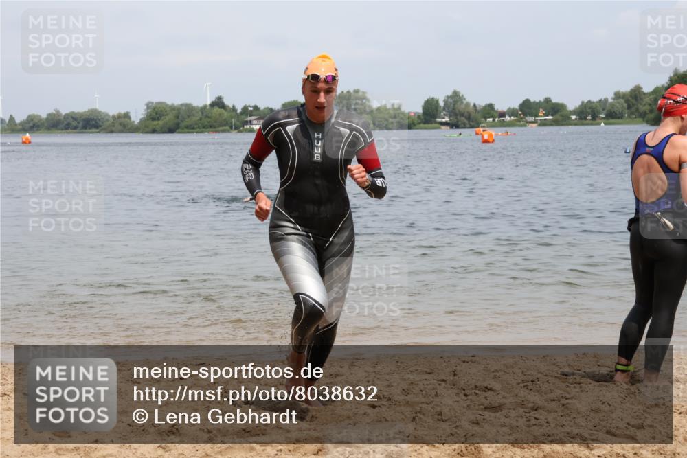 21.06.2025 - 27. Vierlanden-Triathlon Lena Gebhardt http://msf.ph/oto/8038632 15.06.2025 12:27:19 Schwimmen 1057, 1058, 1059, 1060 meine-sportfotos.de