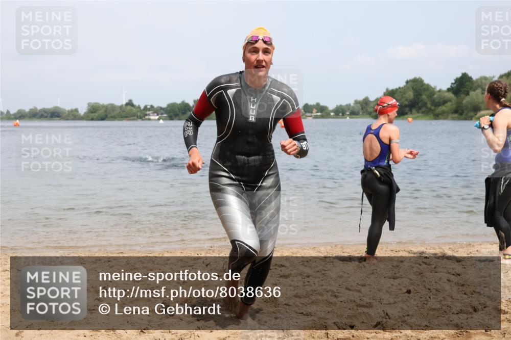 21.06.2025 - 27. Vierlanden-Triathlon Lena Gebhardt http://msf.ph/oto/8038636 15.06.2025 12:27:19 Schwimmen 1057, 1058, 1059, 1060 meine-sportfotos.de