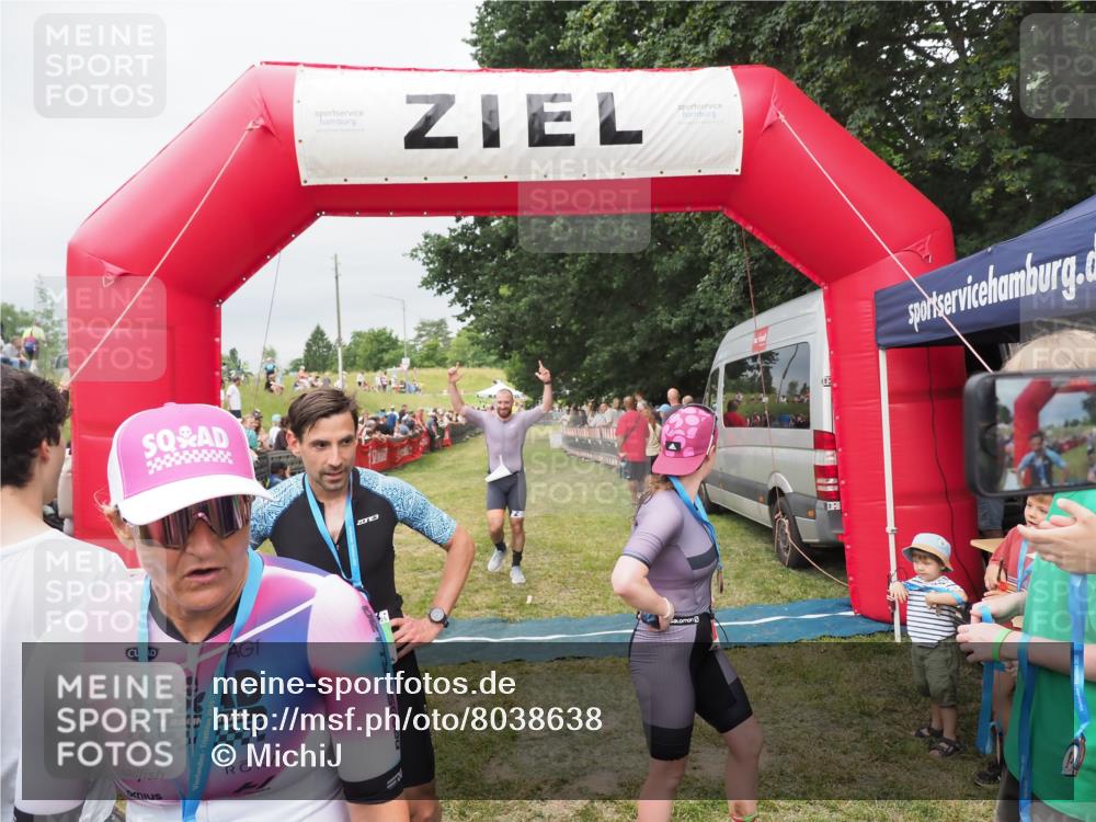 21.06.2025 - 27. Vierlanden-Triathlon MichiJ http://msf.ph/oto/8038638 15.06.2026 13:18:09 Ziel 691 meine-sportfotos.de