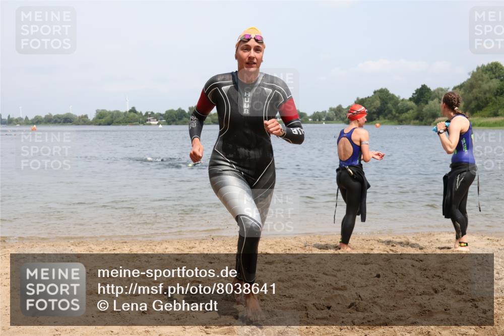 21.06.2025 - 27. Vierlanden-Triathlon Lena Gebhardt http://msf.ph/oto/8038641 15.06.2025 12:27:19 Schwimmen 1057, 1058, 1059, 1060 meine-sportfotos.de