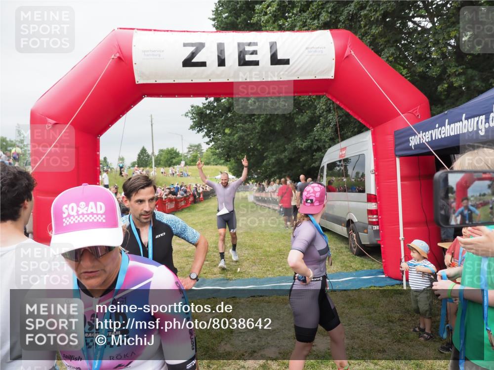 21.06.2025 - 27. Vierlanden-Triathlon MichiJ http://msf.ph/oto/8038642 15.06.2026 13:18:09 Ziel 691 meine-sportfotos.de