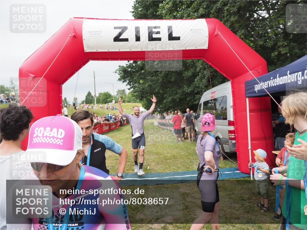 21.06.2025 - 27. Vierlanden-Triathlon MichiJ http://msf.ph/oto/8038657 15.06.2026 13:18:10 Ziel 691 meine-sportfotos.de