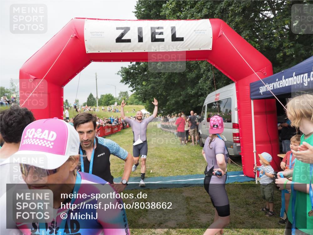 21.06.2025 - 27. Vierlanden-Triathlon MichiJ http://msf.ph/oto/8038662 15.06.2026 13:18:10 Ziel 691 meine-sportfotos.de