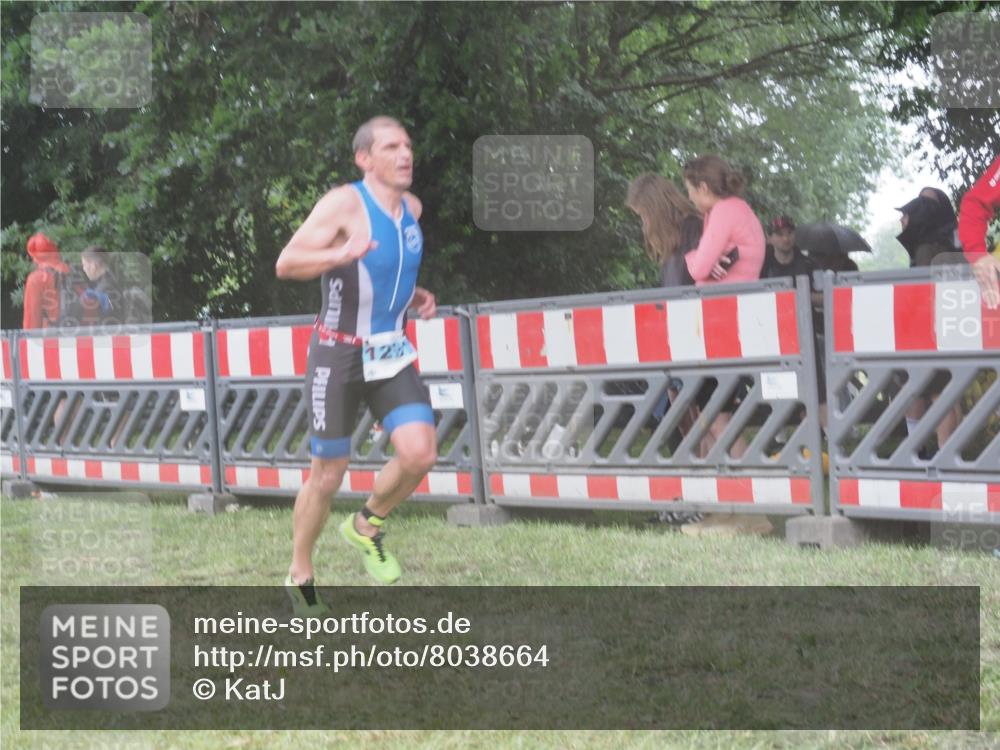 21.06.2025 - 27. Vierlanden-Triathlon KatJ http://msf.ph/oto/8038664 15.06.2025 14:21:35 Ziel 1291 meine-sportfotos.de