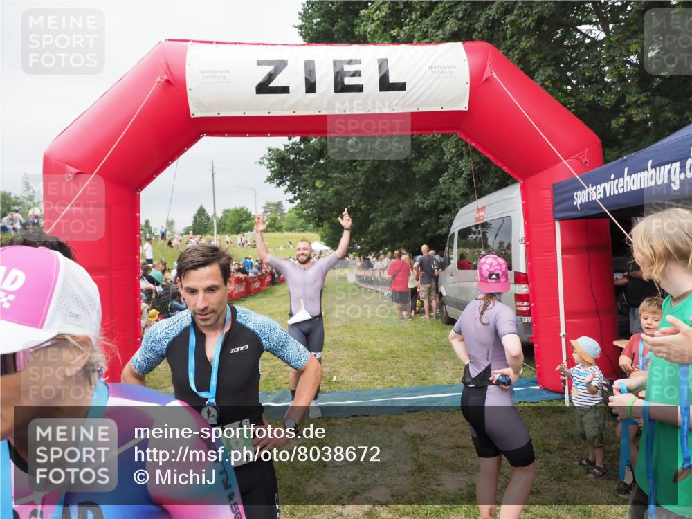 21.06.2025 - 27. Vierlanden-Triathlon MichiJ http://msf.ph/oto/8038672 15.06.2026 13:18:10 Ziel 691 meine-sportfotos.de