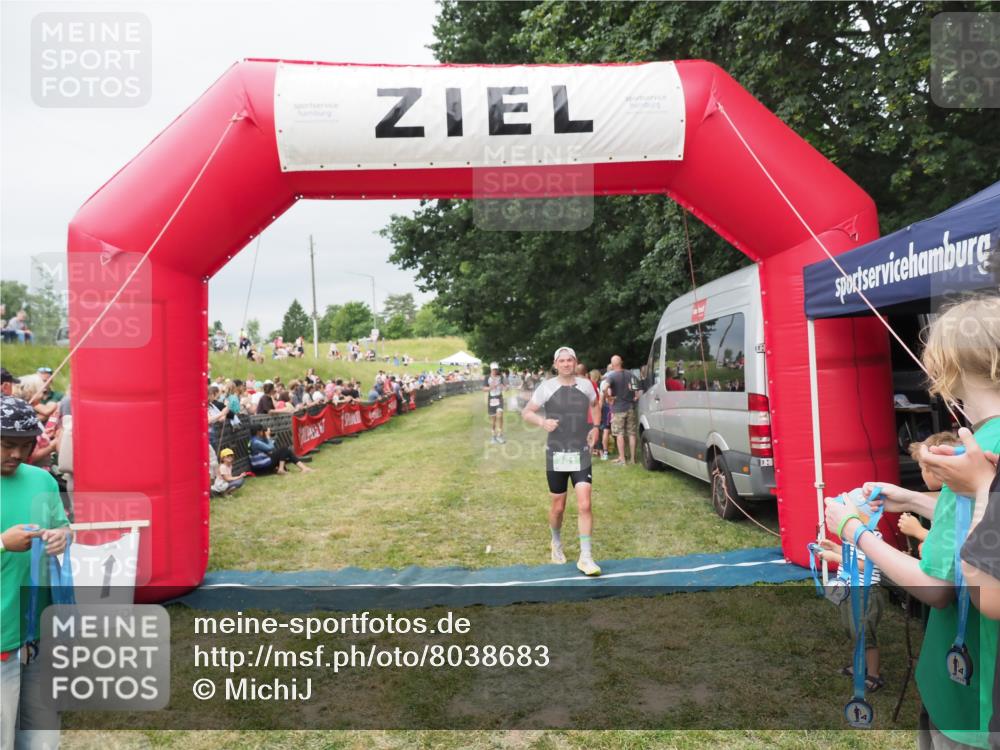 21.06.2025 - 27. Vierlanden-Triathlon MichiJ http://msf.ph/oto/8038683 15.06.2026 13:18:31 Ziel 172, 781 meine-sportfotos.de