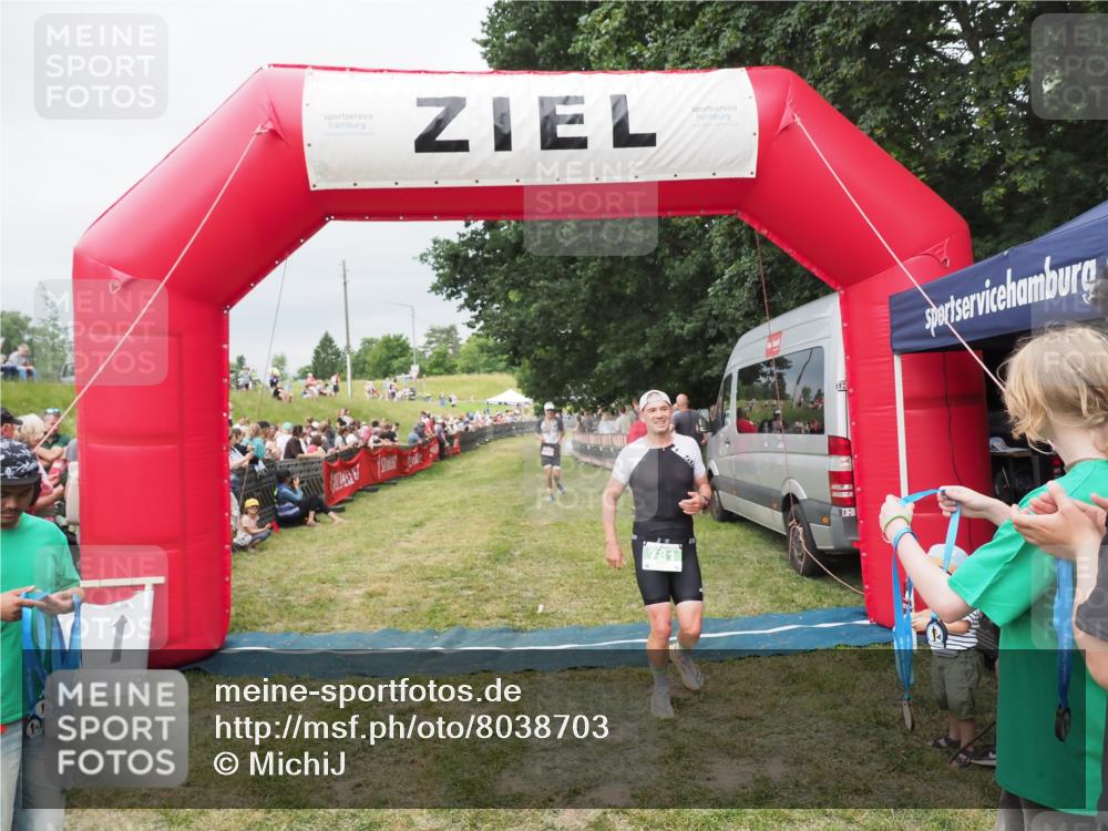 21.06.2025 - 27. Vierlanden-Triathlon MichiJ http://msf.ph/oto/8038703 15.06.2026 13:18:32 Ziel 172, 781 meine-sportfotos.de