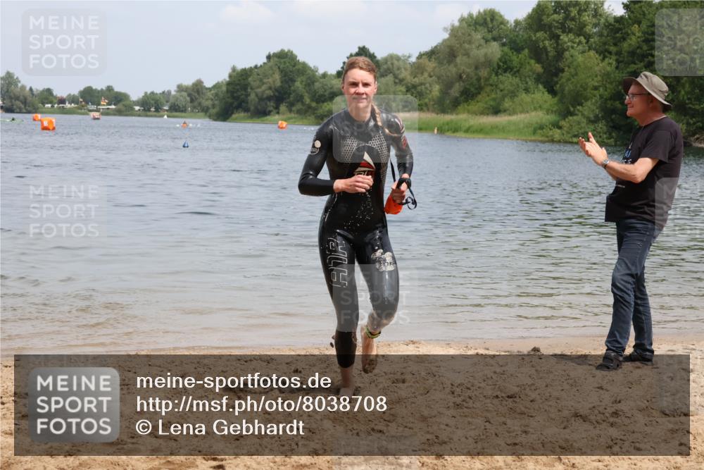 21.06.2025 - 27. Vierlanden-Triathlon Lena Gebhardt http://msf.ph/oto/8038708 15.06.2025 12:28:27 Schwimmen 1061, 1062, 1063, 1064 meine-sportfotos.de