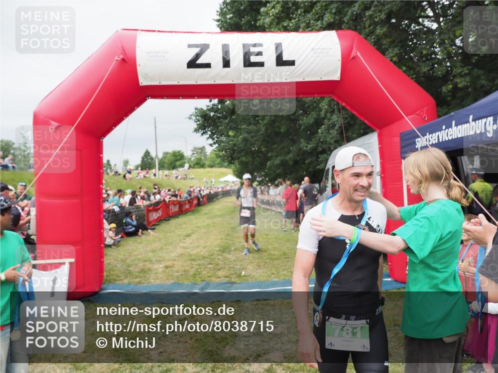 21.06.2025 - 27. Vierlanden-Triathlon MichiJ http://msf.ph/oto/8038715 15.06.2026 13:18:34 Ziel 172, 781 meine-sportfotos.de
