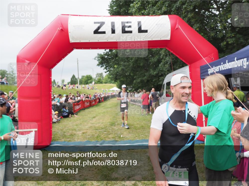 21.06.2025 - 27. Vierlanden-Triathlon MichiJ http://msf.ph/oto/8038719 15.06.2026 13:18:34 Ziel 172, 781 meine-sportfotos.de