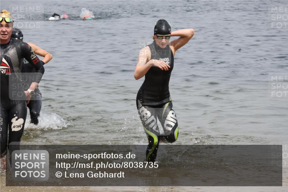 21.06.2025 - 27. Vierlanden-Triathlon Lena Gebhardt http://msf.ph/oto/8038735 15.06.2025 12:28:33 Schwimmen 1061, 1062, 1063, 1064 meine-sportfotos.de