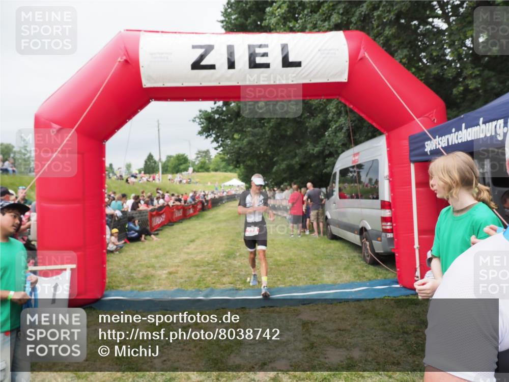 21.06.2025 - 27. Vierlanden-Triathlon MichiJ http://msf.ph/oto/8038742 15.06.2026 13:18:35 Ziel 172, 781 meine-sportfotos.de