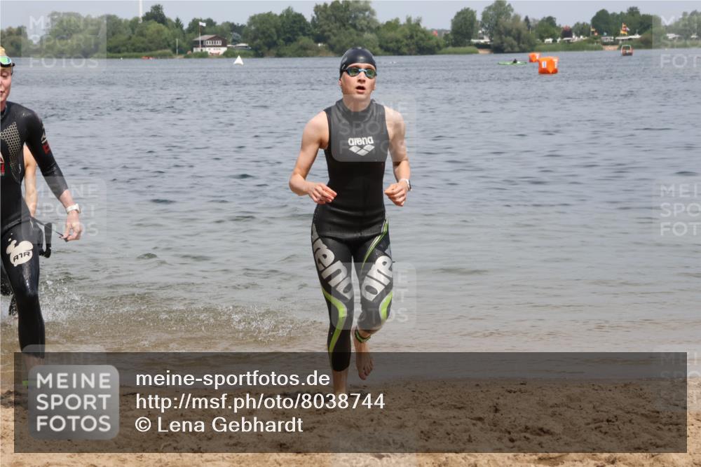 21.06.2025 - 27. Vierlanden-Triathlon Lena Gebhardt http://msf.ph/oto/8038744 15.06.2025 12:28:35 Schwimmen 1061, 1062, 1063, 1064 meine-sportfotos.de