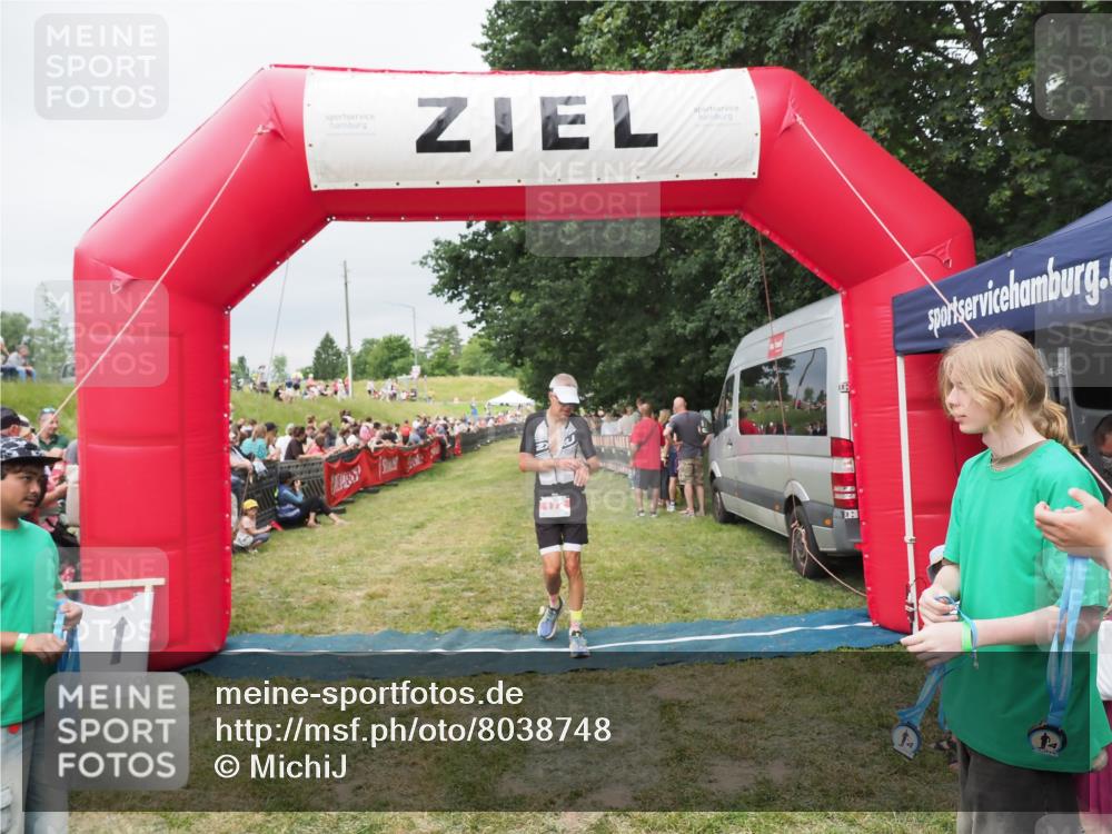 21.06.2025 - 27. Vierlanden-Triathlon MichiJ http://msf.ph/oto/8038748 15.06.2026 13:18:36 Ziel 172, 781 meine-sportfotos.de