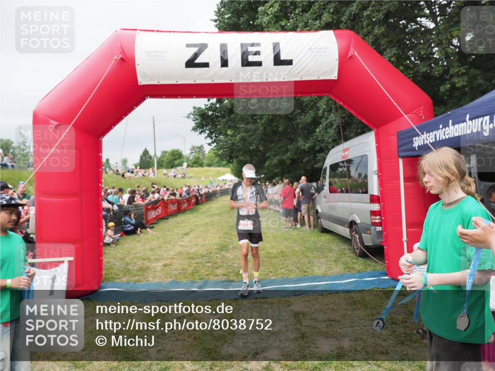 21.06.2025 - 27. Vierlanden-Triathlon MichiJ http://msf.ph/oto/8038752 15.06.2026 13:18:36 Ziel 172, 781 meine-sportfotos.de