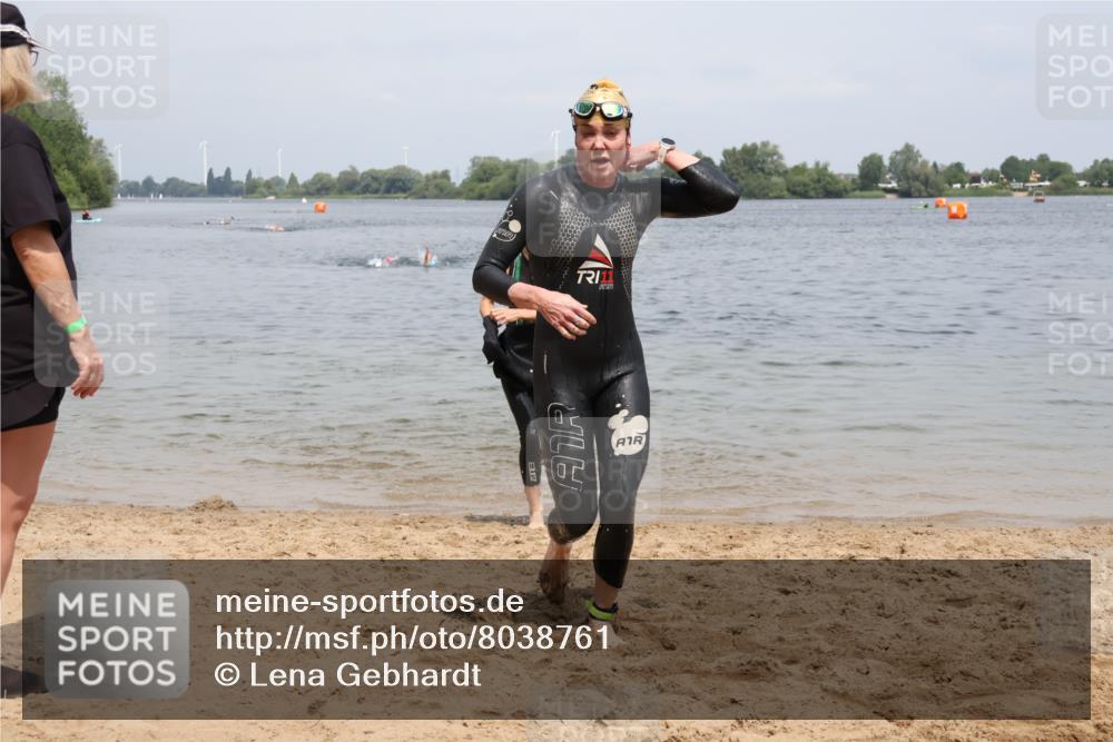 21.06.2025 - 27. Vierlanden-Triathlon Lena Gebhardt http://msf.ph/oto/8038761 15.06.2025 12:28:36 Schwimmen 1061, 1062, 1063, 1064 meine-sportfotos.de