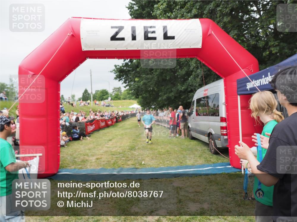 21.06.2025 - 27. Vierlanden-Triathlon MichiJ http://msf.ph/oto/8038767 15.06.2026 13:18:45 Ziel 241 meine-sportfotos.de