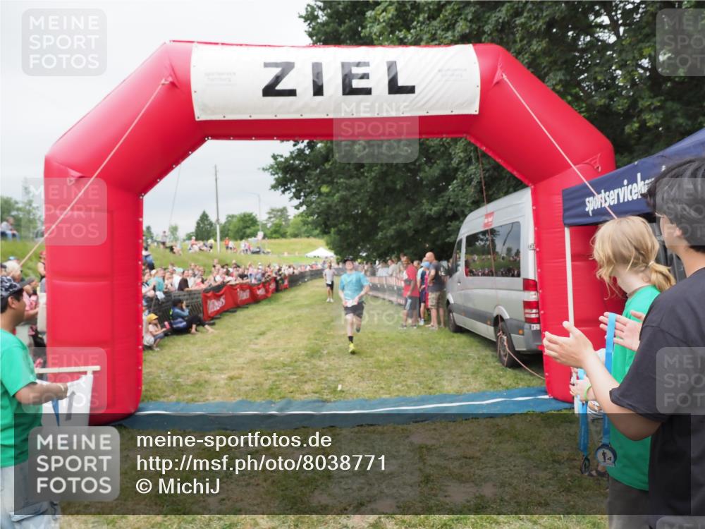 21.06.2025 - 27. Vierlanden-Triathlon MichiJ http://msf.ph/oto/8038771 15.06.2026 13:18:45 Ziel 241 meine-sportfotos.de