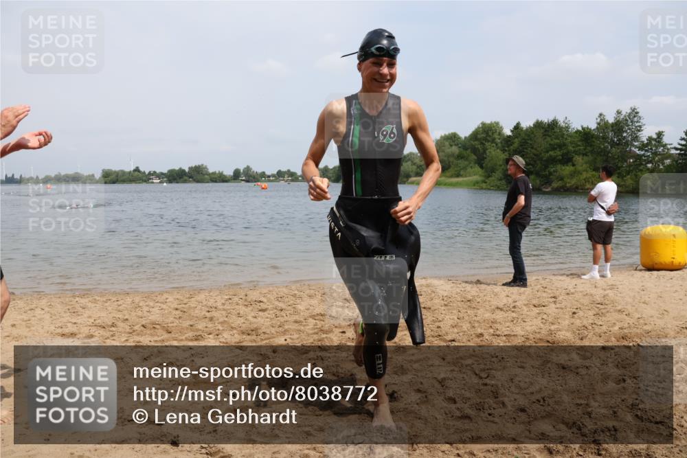 21.06.2025 - 27. Vierlanden-Triathlon Lena Gebhardt http://msf.ph/oto/8038772 15.06.2025 12:28:39 Schwimmen 1061, 1062, 1063, 1064 meine-sportfotos.de