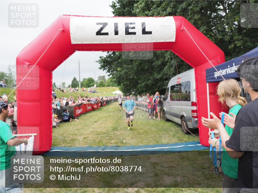 21.06.2025 - 27. Vierlanden-Triathlon MichiJ http://msf.ph/oto/8038774 15.06.2026 13:18:45 Ziel 241 meine-sportfotos.de