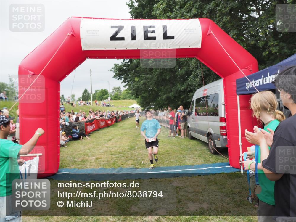 21.06.2025 - 27. Vierlanden-Triathlon MichiJ http://msf.ph/oto/8038794 15.06.2026 13:18:46 Ziel 241, 855 meine-sportfotos.de