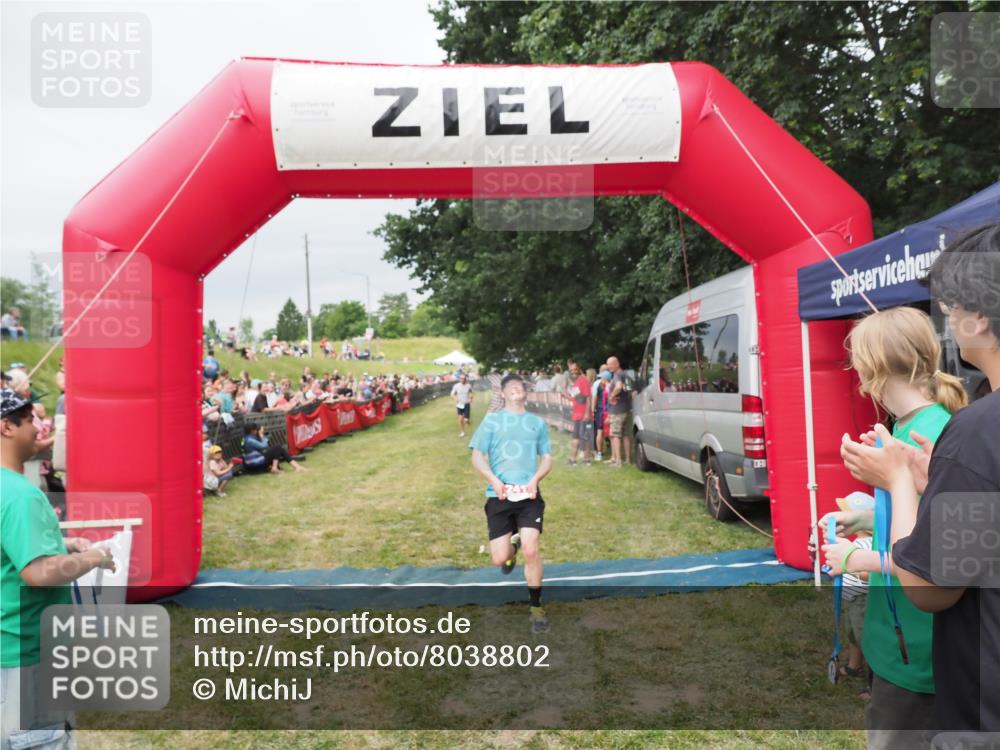 21.06.2025 - 27. Vierlanden-Triathlon MichiJ http://msf.ph/oto/8038802 15.06.2026 13:18:46 Ziel 241, 855 meine-sportfotos.de