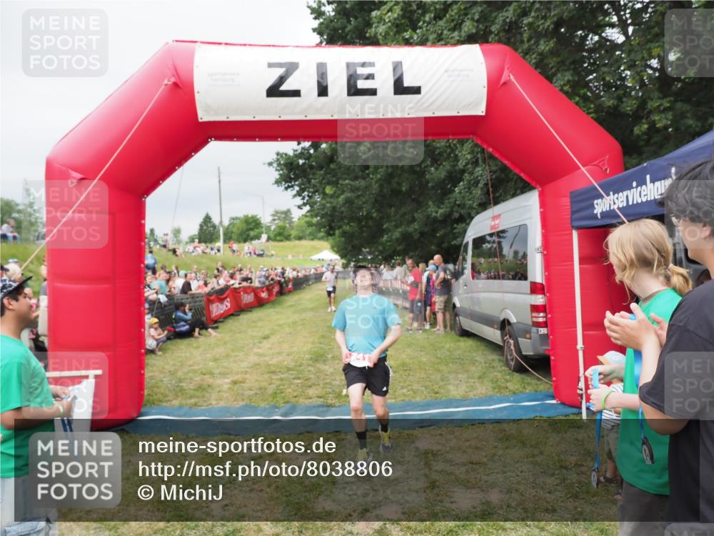 21.06.2025 - 27. Vierlanden-Triathlon MichiJ http://msf.ph/oto/8038806 15.06.2026 13:18:46 Ziel 241, 855 meine-sportfotos.de