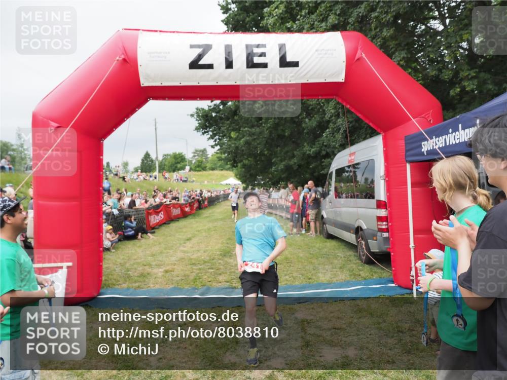 21.06.2025 - 27. Vierlanden-Triathlon MichiJ http://msf.ph/oto/8038810 15.06.2026 13:18:46 Ziel 241, 855 meine-sportfotos.de