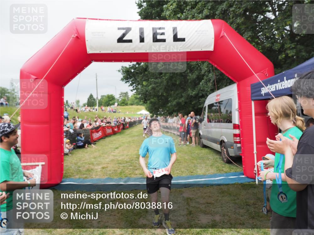 21.06.2025 - 27. Vierlanden-Triathlon MichiJ http://msf.ph/oto/8038816 15.06.2026 13:18:46 Ziel 241, 855 meine-sportfotos.de