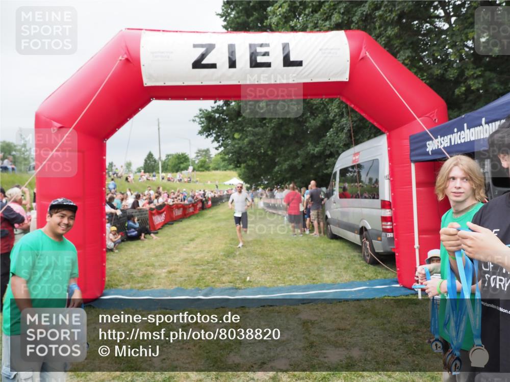 21.06.2025 - 27. Vierlanden-Triathlon MichiJ http://msf.ph/oto/8038820 15.06.2026 13:18:49 Ziel 241, 855 meine-sportfotos.de