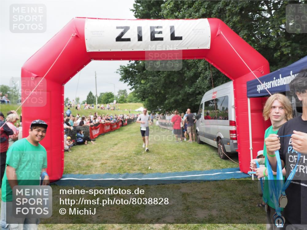 21.06.2025 - 27. Vierlanden-Triathlon MichiJ http://msf.ph/oto/8038828 15.06.2026 13:18:49 Ziel 241, 855 meine-sportfotos.de