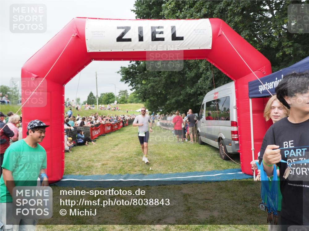21.06.2025 - 27. Vierlanden-Triathlon MichiJ http://msf.ph/oto/8038843 15.06.2026 13:18:50 Ziel 241, 855 meine-sportfotos.de