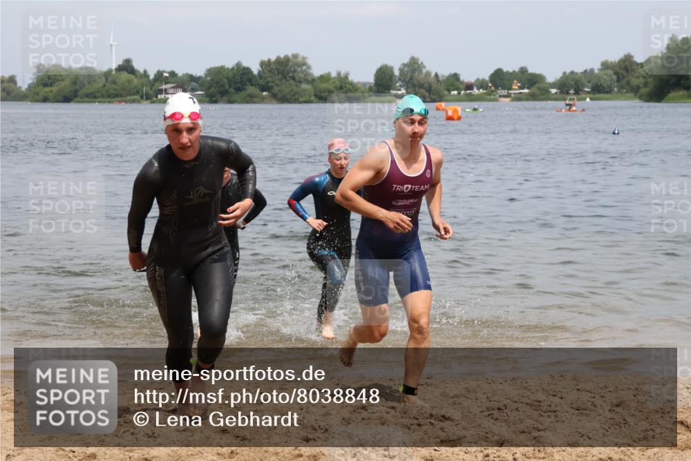 21.06.2025 - 27. Vierlanden-Triathlon Lena Gebhardt http://msf.ph/oto/8038848 15.06.2025 12:29:17 Schwimmen 1065, 1066, 1067, 1068 meine-sportfotos.de