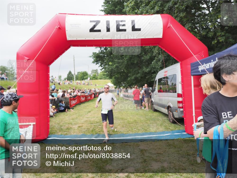 21.06.2025 - 27. Vierlanden-Triathlon MichiJ http://msf.ph/oto/8038854 15.06.2026 13:18:50 Ziel 241, 855 meine-sportfotos.de