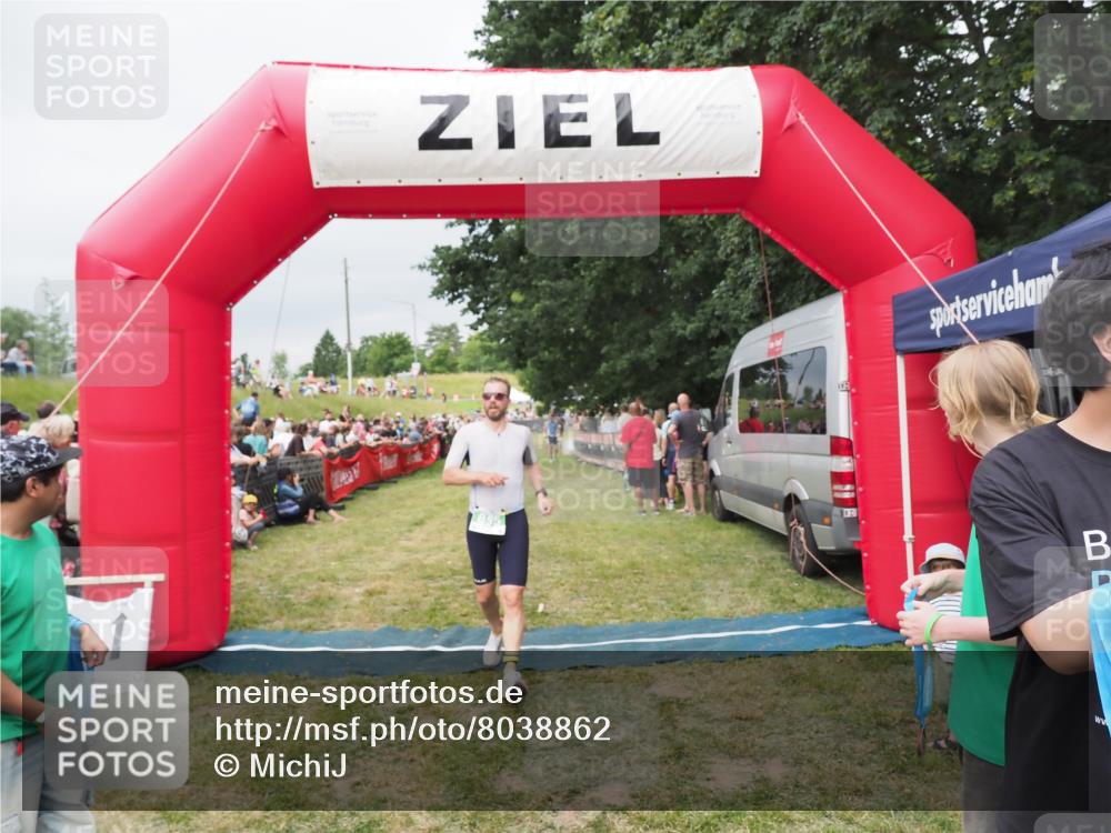 21.06.2025 - 27. Vierlanden-Triathlon MichiJ http://msf.ph/oto/8038862 15.06.2026 13:18:50 Ziel 241, 855 meine-sportfotos.de