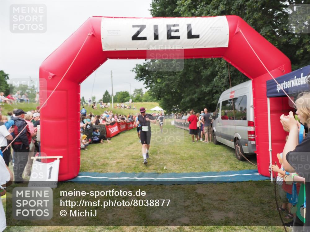 21.06.2025 - 27. Vierlanden-Triathlon MichiJ http://msf.ph/oto/8038877 15.06.2026 13:19:02 Ziel 668, 743 meine-sportfotos.de