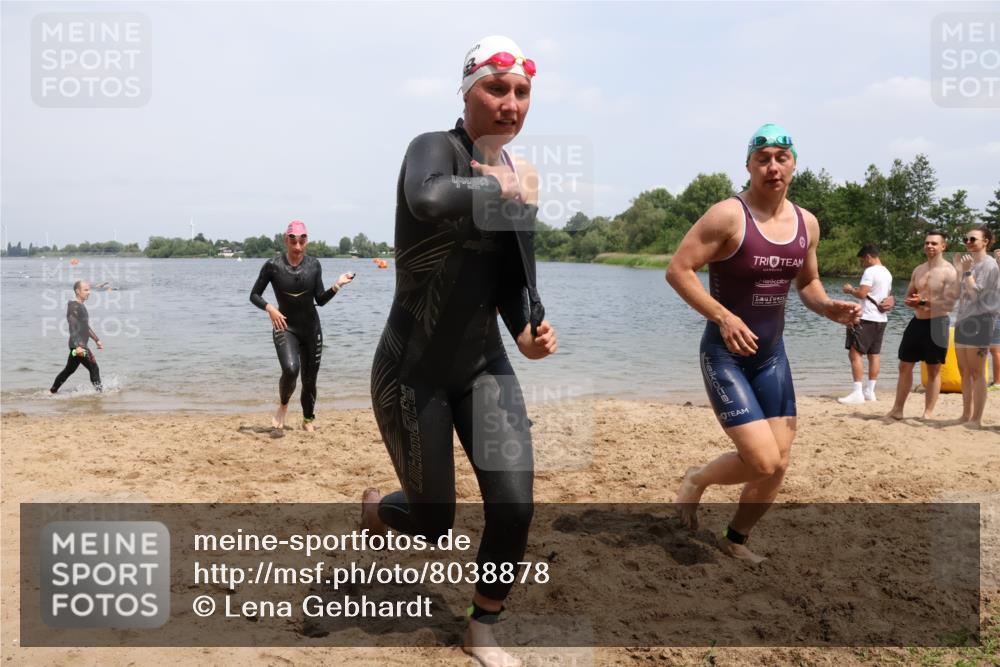 21.06.2025 - 27. Vierlanden-Triathlon Lena Gebhardt http://msf.ph/oto/8038878 15.06.2025 12:29:19 Schwimmen 1065, 1066, 1067, 1068 meine-sportfotos.de