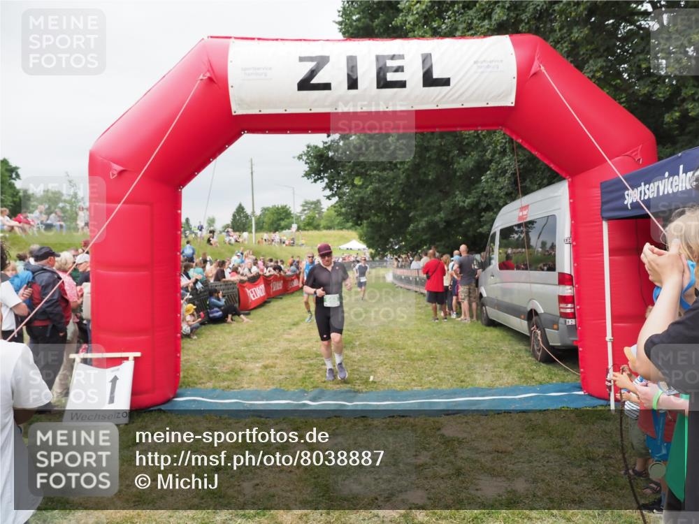 21.06.2025 - 27. Vierlanden-Triathlon MichiJ http://msf.ph/oto/8038887 15.06.2026 13:19:02 Ziel 668, 743 meine-sportfotos.de