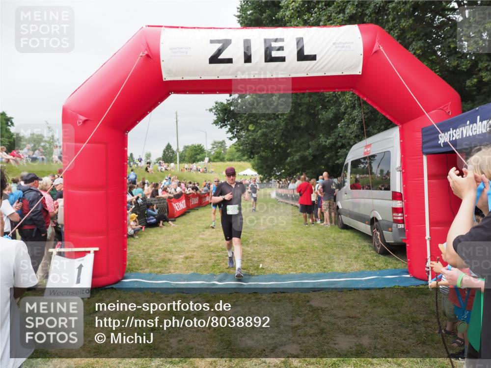 21.06.2025 - 27. Vierlanden-Triathlon MichiJ http://msf.ph/oto/8038892 15.06.2026 13:19:02 Ziel 668, 743 meine-sportfotos.de