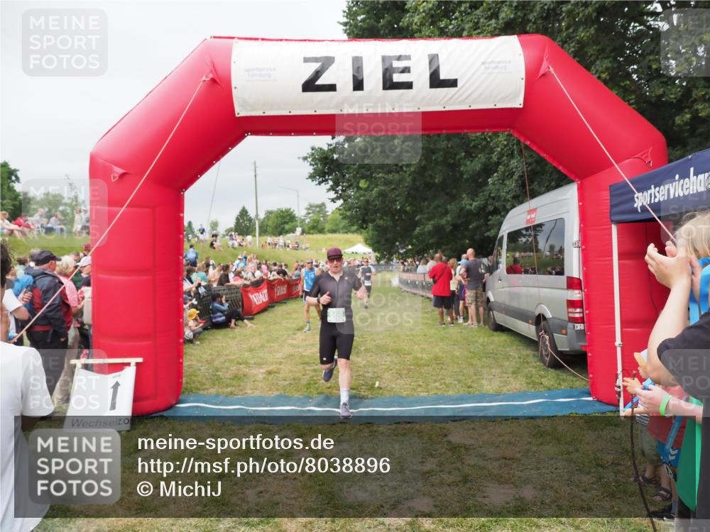 21.06.2025 - 27. Vierlanden-Triathlon MichiJ http://msf.ph/oto/8038896 15.06.2026 13:19:03 Ziel 668, 743 meine-sportfotos.de