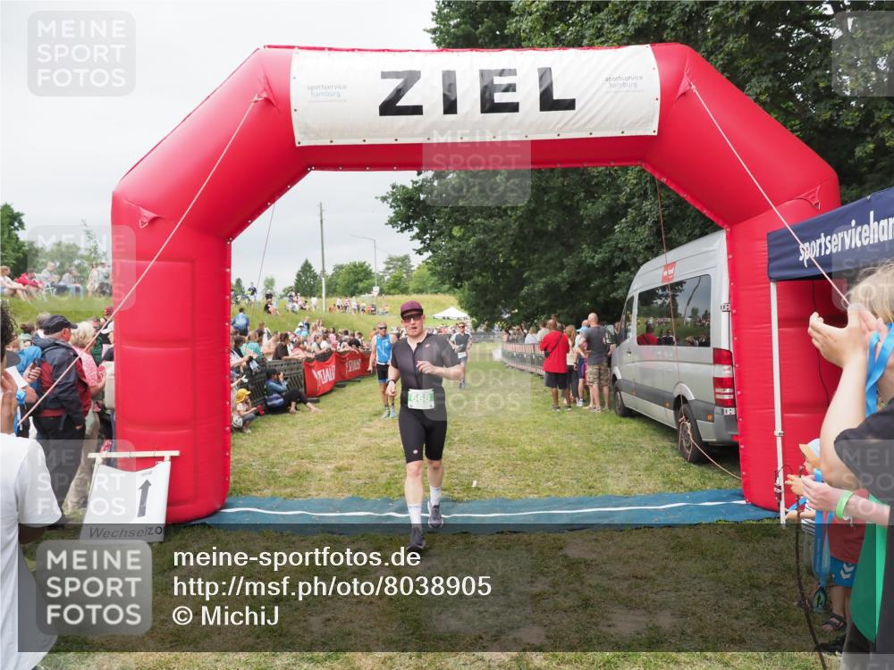 21.06.2025 - 27. Vierlanden-Triathlon MichiJ http://msf.ph/oto/8038905 15.06.2026 13:19:03 Ziel 668, 743 meine-sportfotos.de