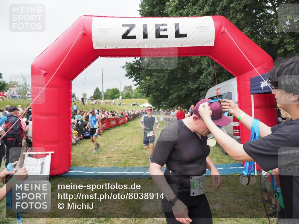 21.06.2025 - 27. Vierlanden-Triathlon MichiJ http://msf.ph/oto/8038914 15.06.2026 13:19:05 Ziel 668, 743 meine-sportfotos.de