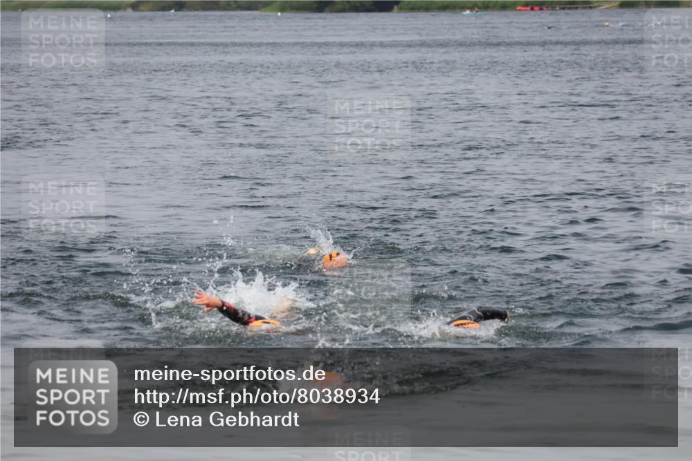 21.06.2025 - 27. Vierlanden-Triathlon Lena Gebhardt http://msf.ph/oto/8038934 15.06.2025 12:29:43 Schwimmen  meine-sportfotos.de