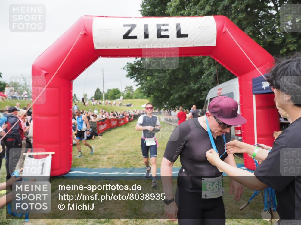 21.06.2025 - 27. Vierlanden-Triathlon MichiJ http://msf.ph/oto/8038935 15.06.2026 13:19:06 Ziel 646, 668, 743 meine-sportfotos.de