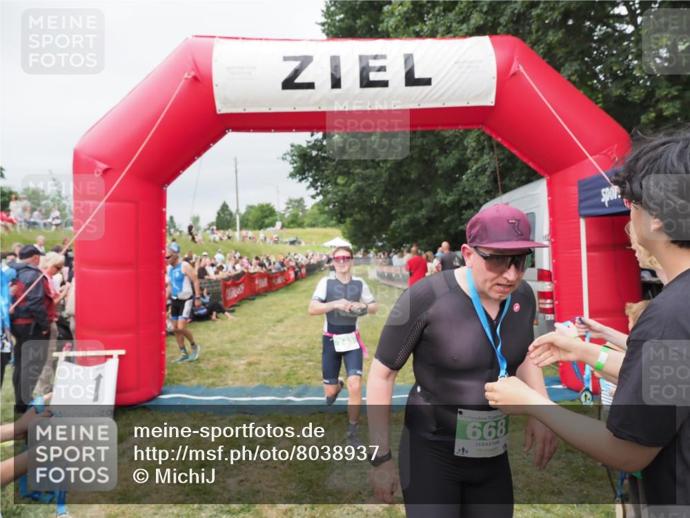 21.06.2025 - 27. Vierlanden-Triathlon MichiJ http://msf.ph/oto/8038937 15.06.2026 13:19:06 Ziel 646, 668, 743 meine-sportfotos.de